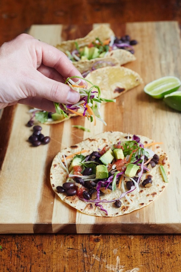 10-minute black bean tacos