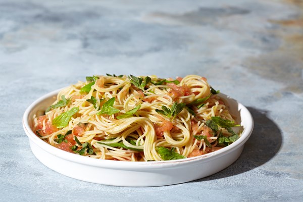 10-minute garlicky tomato spaghetti