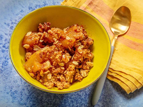 10-minute microwave apple crisp for one 