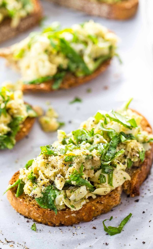 10 minute white bean artichoke basil toasts