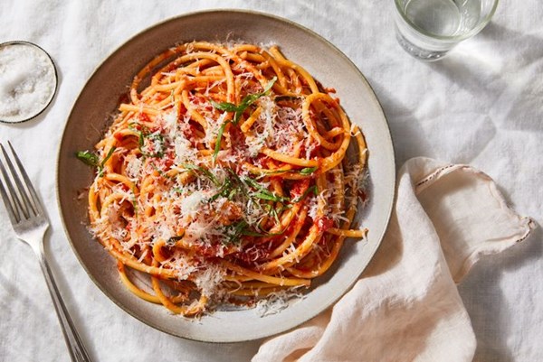15-minute bucatini marinara with ricotta 