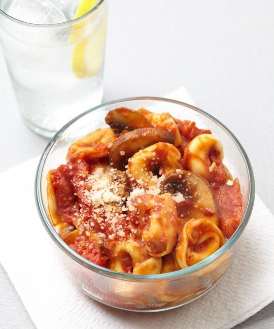 20-minute spicy tomato-mushroom tortellini