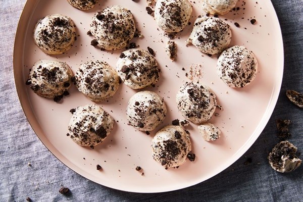 3-ingredient Oreo meringues