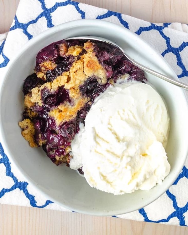4-ingredient blueberry dump cake 