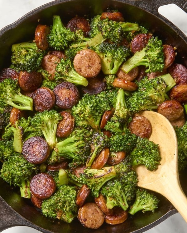 4-ingredient Cajun sausage and broccoli skillet