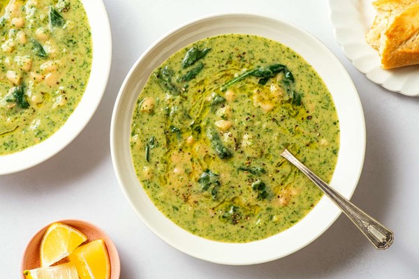 4-ingredient spinach white bean soup 