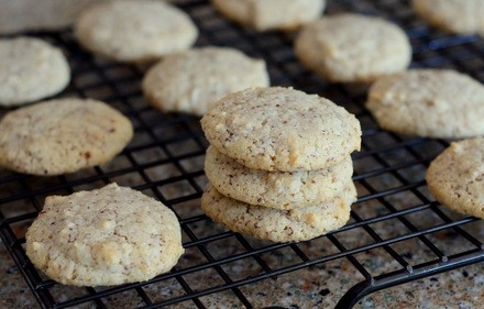 5-ingredient almond macaroons