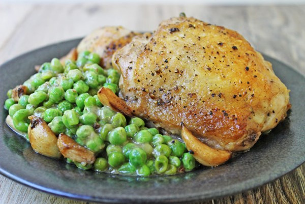 5-ingredient crispy chicken, garlic & peas in wine sauce