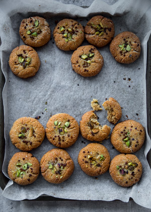 5 ingredient vegan almond and tahini cookies