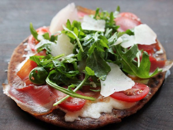 5-minute flatbread pizza with prosciutto, arugula, and mozzarella