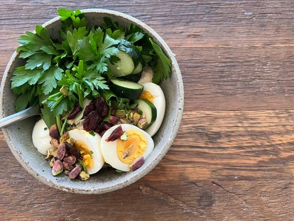 60-second pistachio & cranberry hummus bowl 