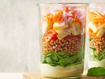 7-layer pesto salad in a jar [pesto salad dressing]