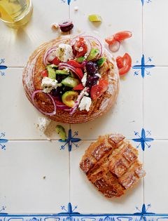 A classic Greek (Horiatiki)