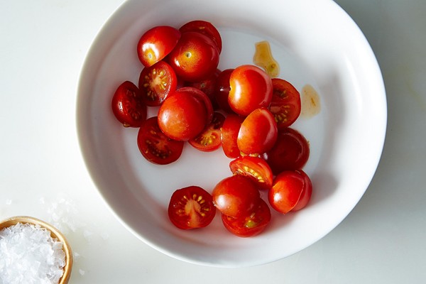 A hack for slicing cherry tomatoes