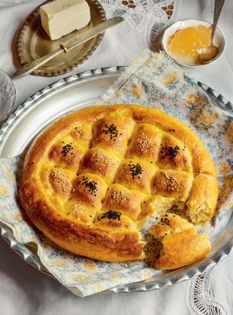 A milky bread (Naan-e sheermal)