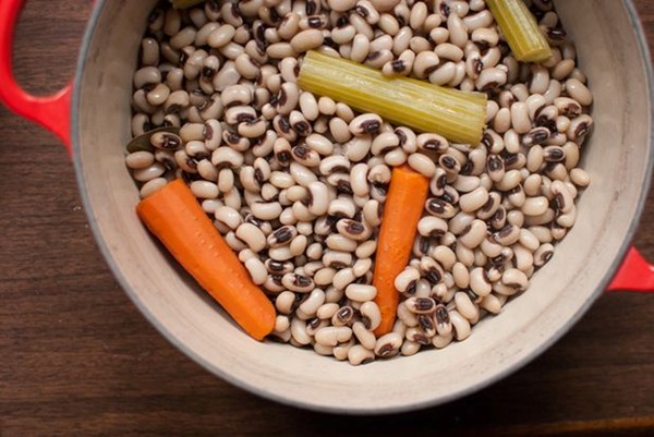 A pot of black-eyed peas