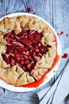 A rustic tart of seasonal fruits: rhubarb and strawberry