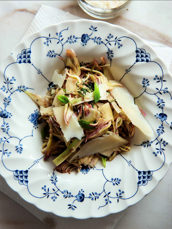 A salad of raw artichokes (Insalata di carciofi crudo)