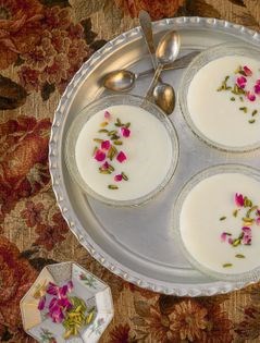A simple porridge with rosewater (Fereni)