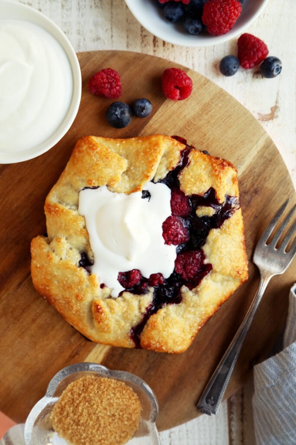 A single serve berry crostata