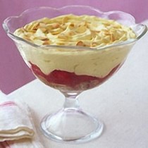 A summer trifle with raspberries and raspberry purée 