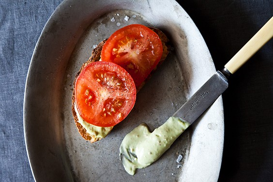 A tomato sandwich worthy of a little bacon