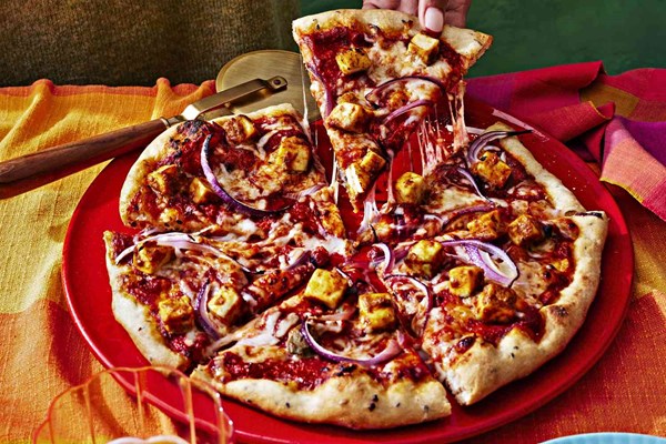 Achari paneer pizza