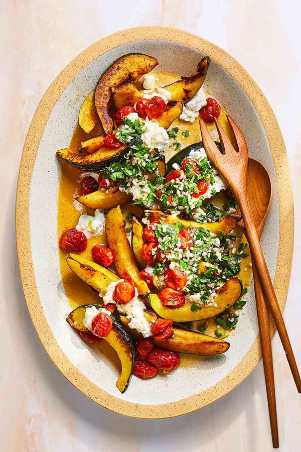 Acorn wedges with mozzarella and tomatoes