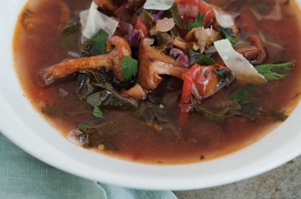 Acquacotta soup with chanterelles and garlic on toast