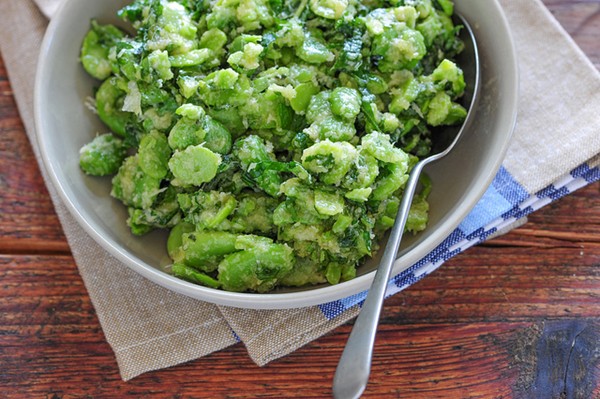 Addictive broad bean pesto