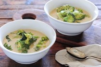 Addictive green curry of broccoli soup