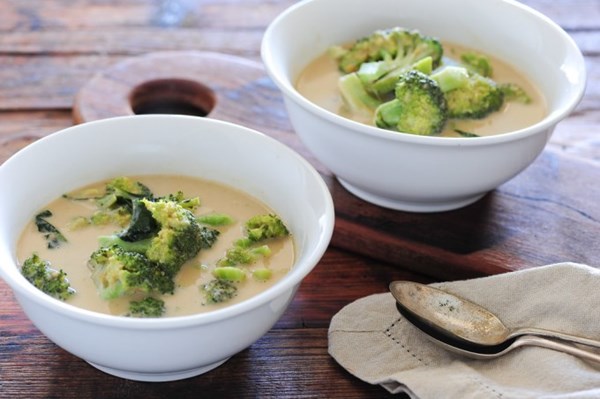 Addictive green curry of broccoli soup
