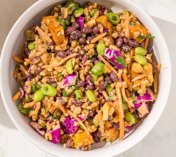Adzuki bean salad with a creamy peanut dressing 