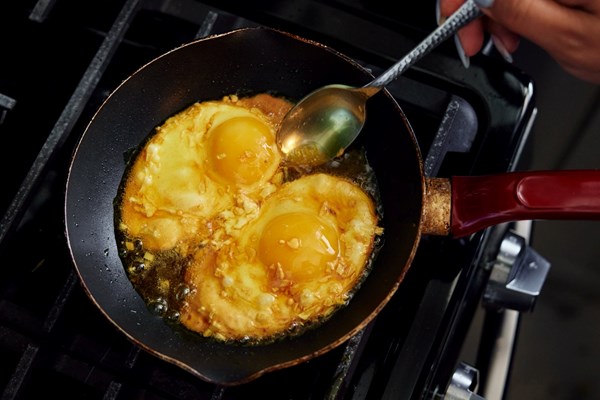 Afghan eggs fried in ghee with garlic and turmeric (Zarchoba with thukahm)