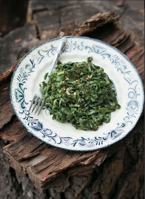 Aglio, olio and peperoncino collards