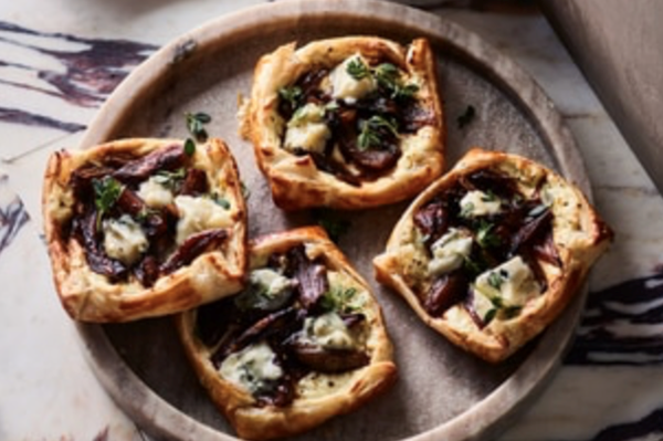 Agrodolce eschalot tarts with thyme and Gorgonzola