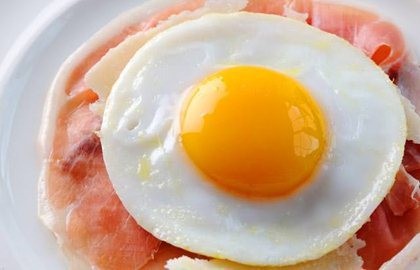 Air-dried ham with a fried duck egg and Parmesan