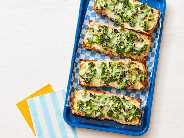 Air-fryer French bread pizza with broccoli 