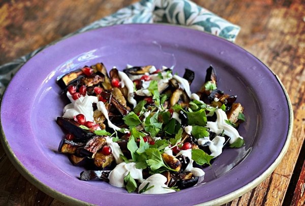 Air fryer recipe: aubergine sticks with yoghurt, tahini sauce