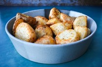 Air fryer roast potatoes with garlic (no boiling)