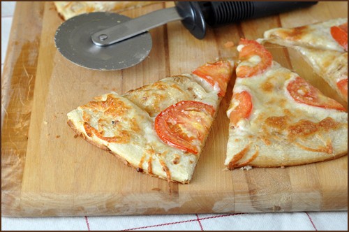 Alfredo pizza with Roma tomatoes