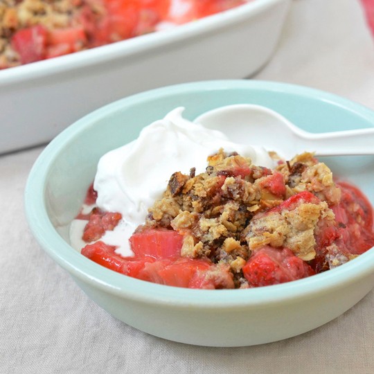 Allergy-friendly fruit crumble with oats & dates