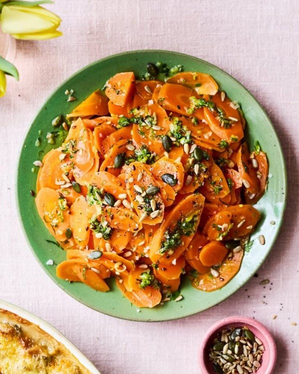Allium butter carrots with crunchy seeds
