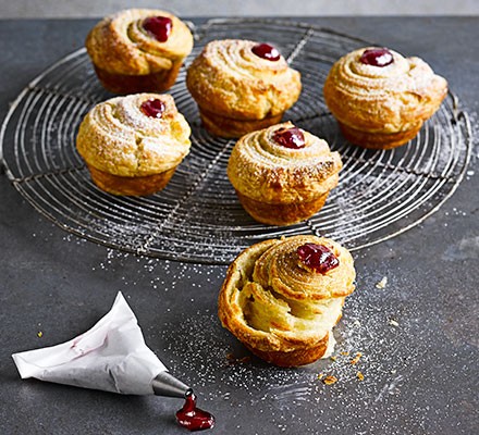 Almond & raspberry cruffins 