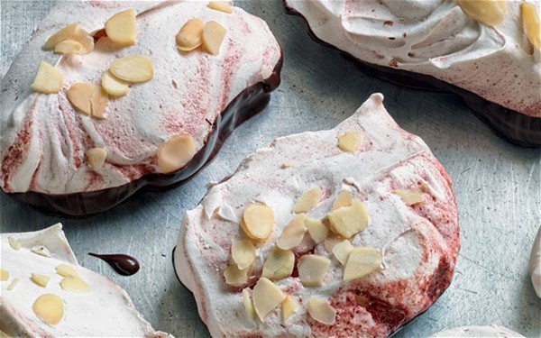 Almond and cherry meringues