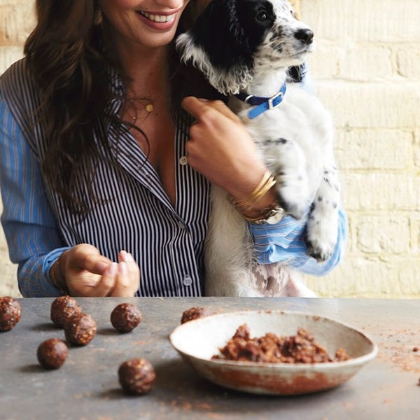 Almond and chia energy bites