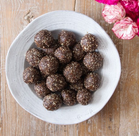 Almond and chia energy bites