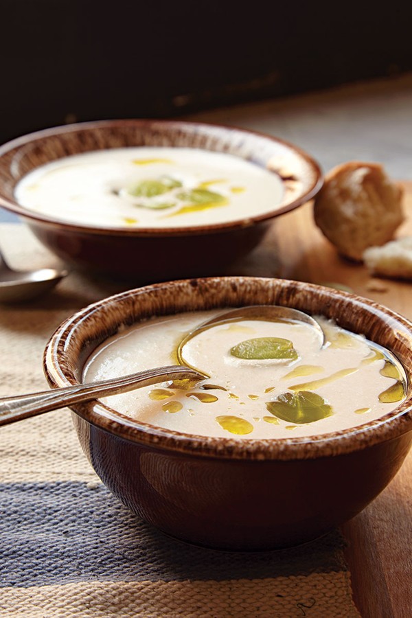Almond and garlic soup (Ajo blanco)