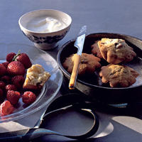 Almond and raisin magdalenas
