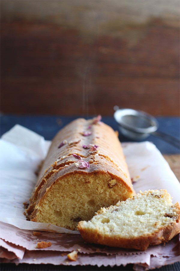 Almond and rose bread (Amande rose pain)